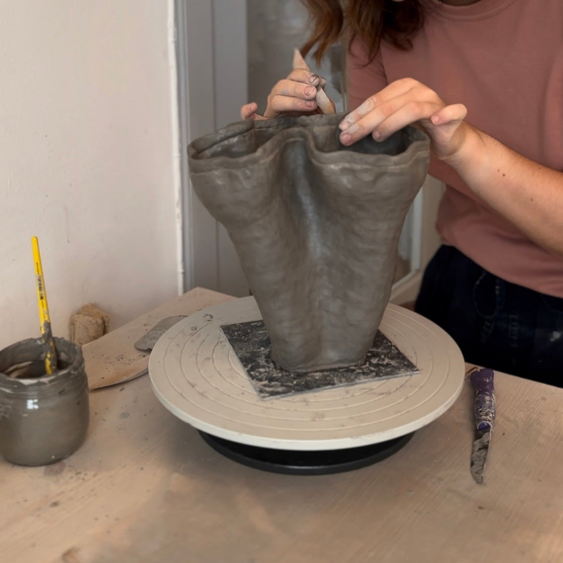 Création d'un vase au colombin lors d'un atelier céramique à Toulouse - Cà Phê Studio
