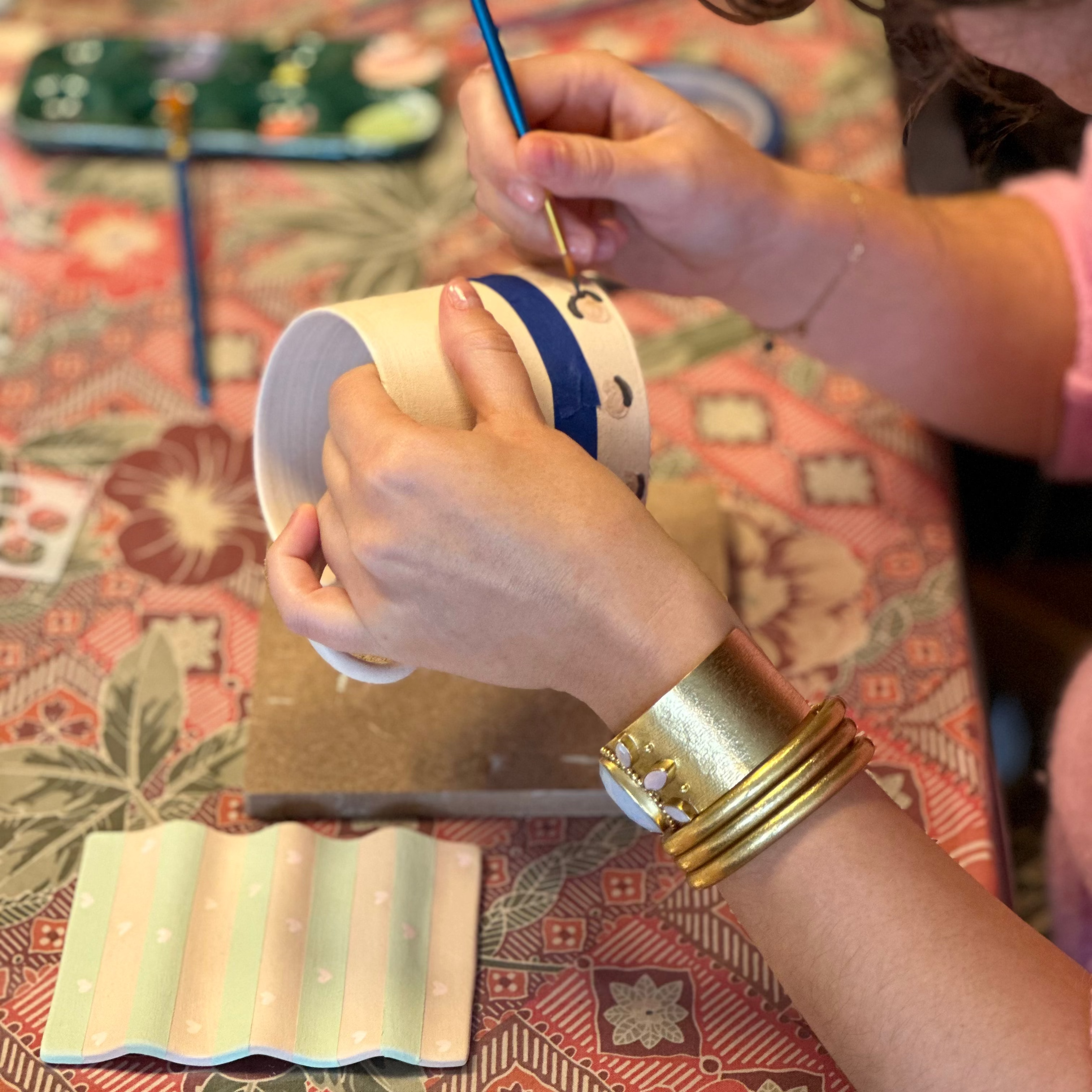 Atelier peinture sur céramique à Toulouse - Cà Phê Studio