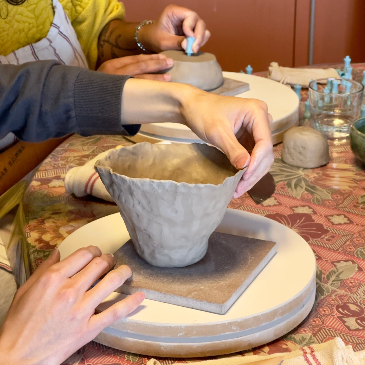 Création d'un bol en céramique lors d'un atelier modelage à Toulouse